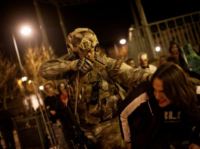 Apuntando a la cabeza del zombie